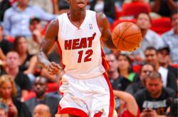 开云足球直播-包含热火鏖战勇士，贝弗利三分雨点燃全场的词条