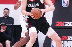 开云体育入口-NBA球员在比赛中遭遇对手的围剿