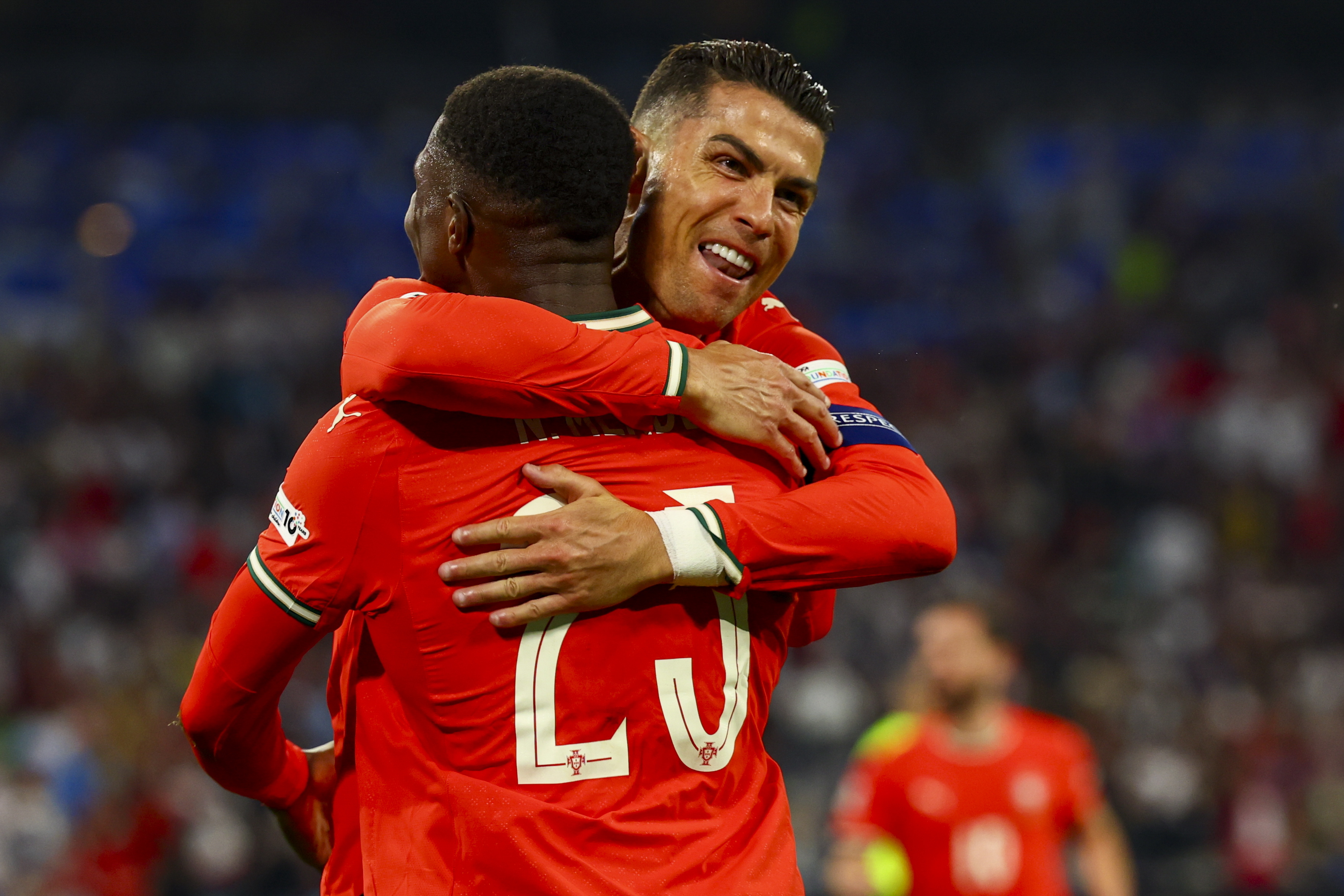 包含葡萄牙队大比分胜出，晋级决赛的词条