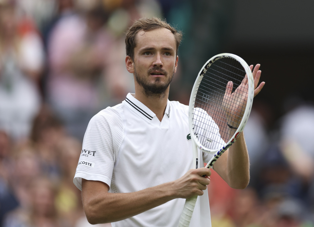 包含世界网球队爆冷英国网球队，梅德韦杰夫完成帽子戏法的词条