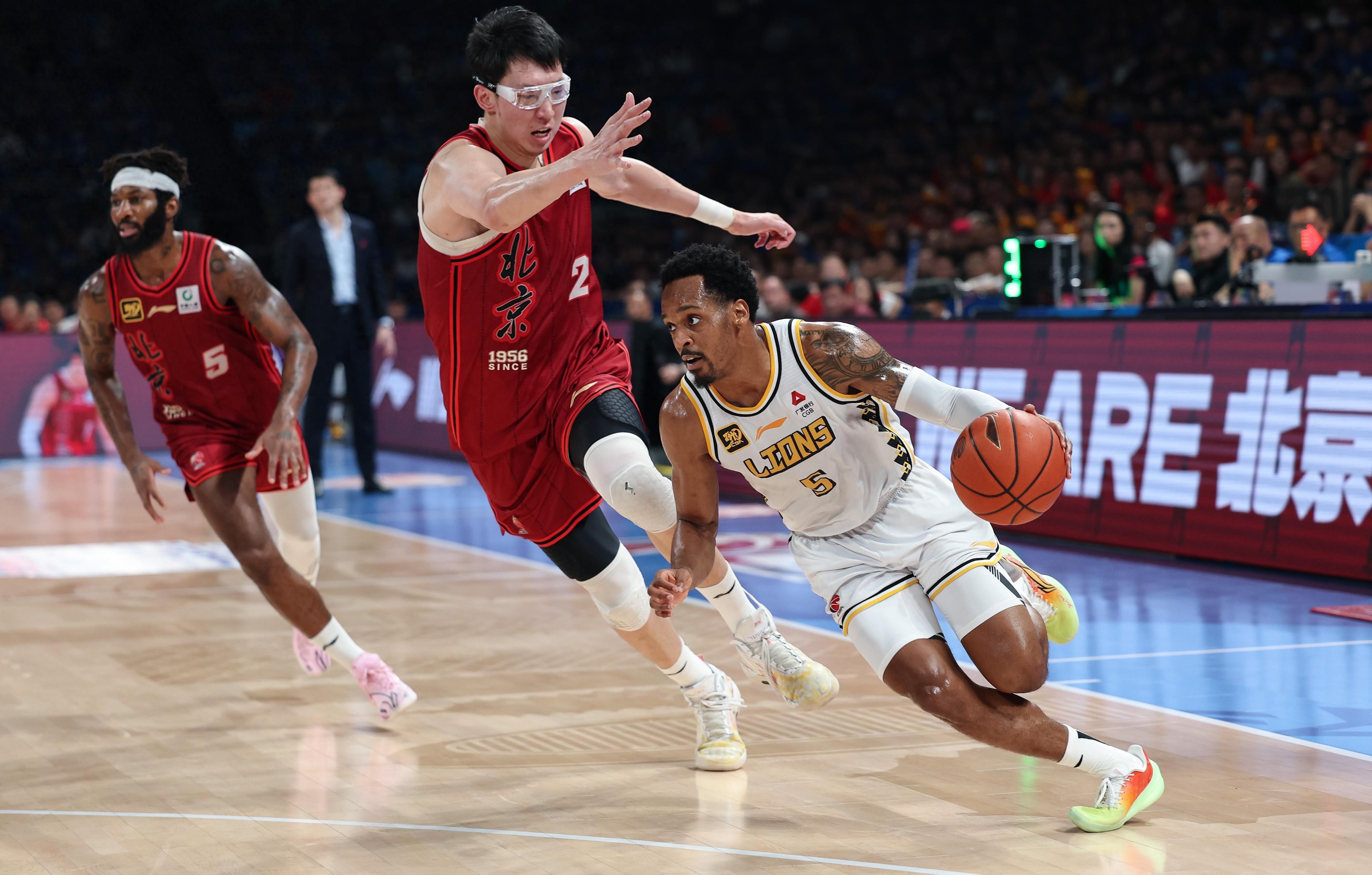 黄蜂力克篮网,取得宝贵胜利 黄蜂力克篮网,取得宝贵胜利