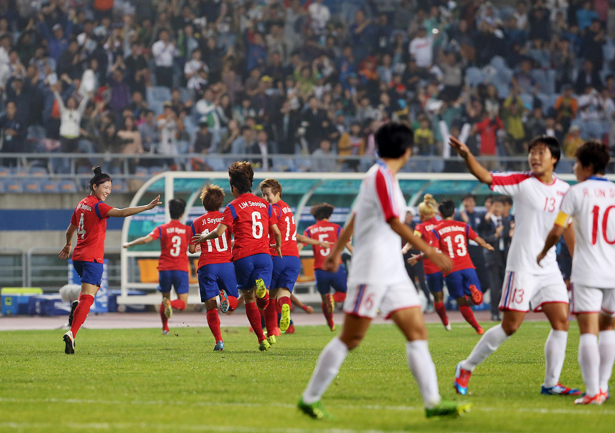 包含足球赛事:强队夺得胜利晋级下一轮的词条 包含足球赛事:强队夺得胜利晋级下一轮的词条