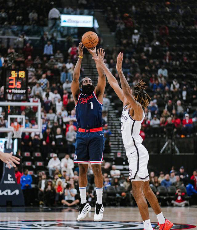 快船绝杀击败篮网，取得关键胜利