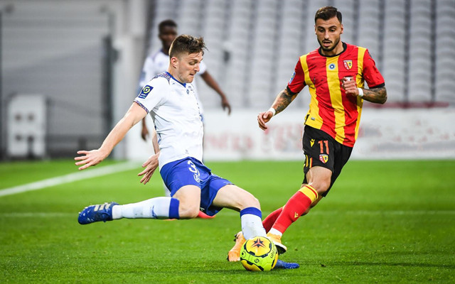 关于战术风格明显不同，球队成绩均呈上升趋势的信息