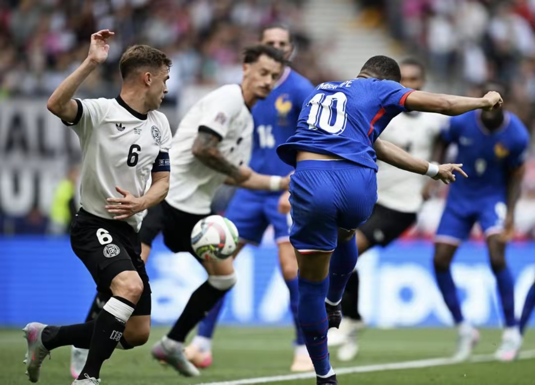 欧洲足球联赛的冠军之争激烈开启 欧洲足球联赛的冠军之争激烈开启