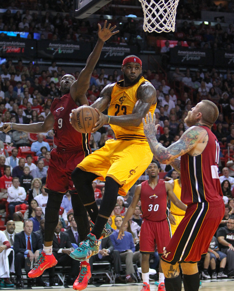 尼克斯碾压广州队，詹姆斯高光表现