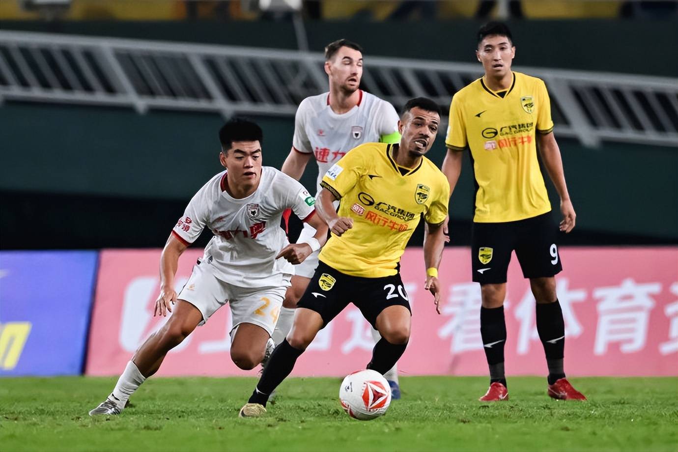 包含足球俱乐部换帅风波，新教练展现决心改变困境的词条