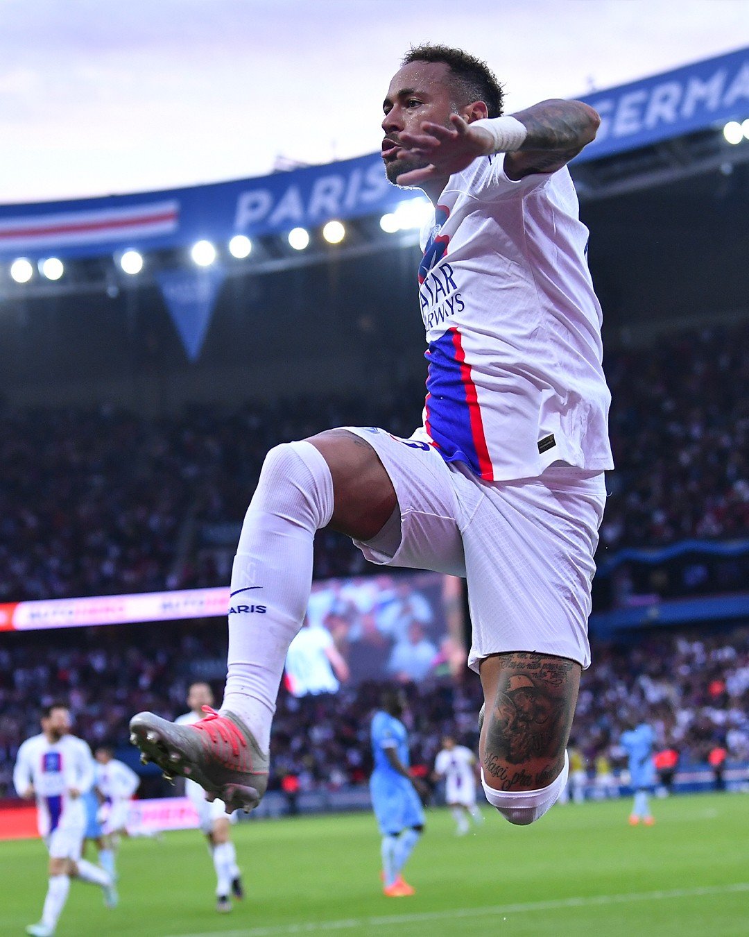 关于切尔西轻取西班牙，内马尔高光表现的信息