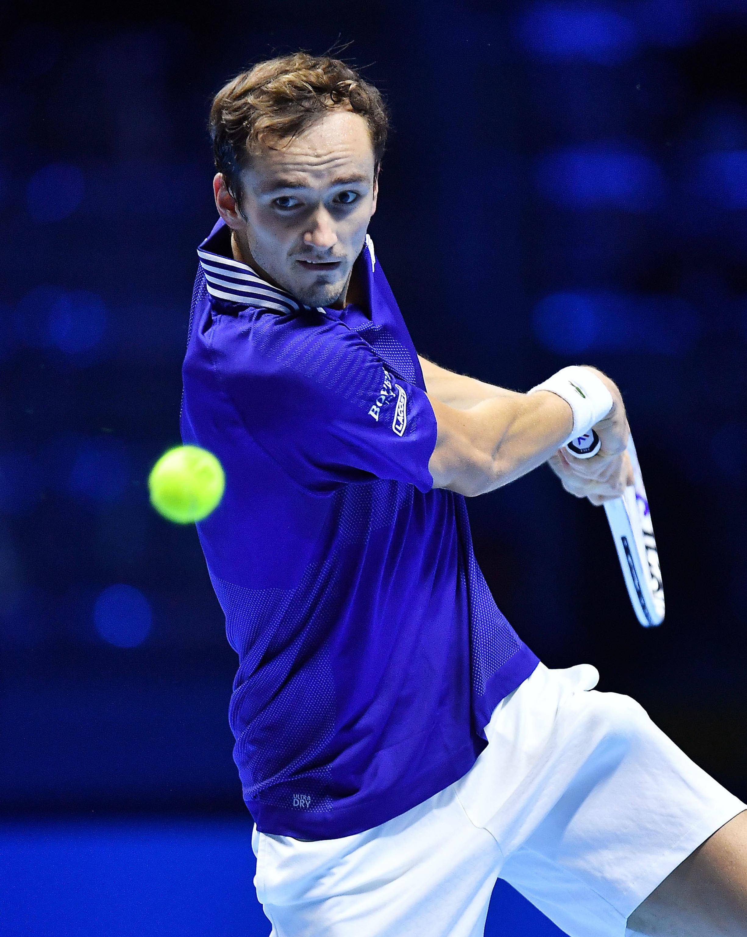 西班牙网球队横扫英国网球队，梅德韦杰夫高光表现的简单介绍