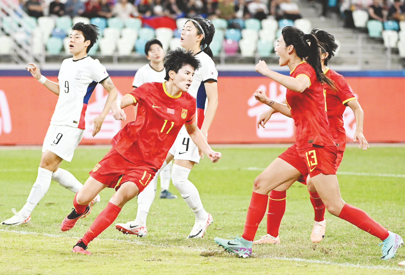 包含女子足球界,球队激烈争夺胜利的词条 包含女子足球界,球队激烈争夺胜利的词条