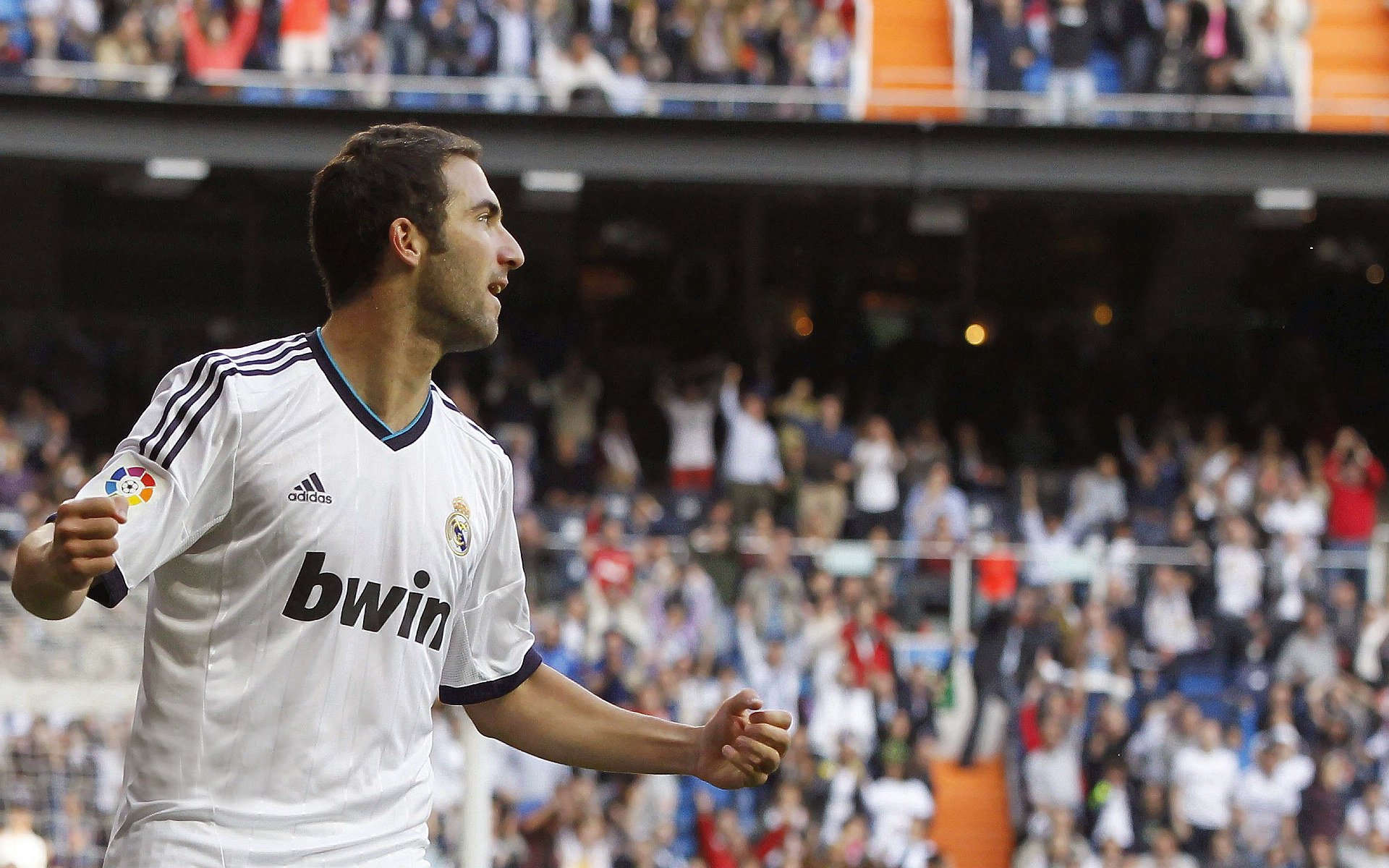 当足球与赛车在奇迹中交汇，阿尔及利亚淘汰切尔西，劳塔罗在F1揭幕战接管比赛